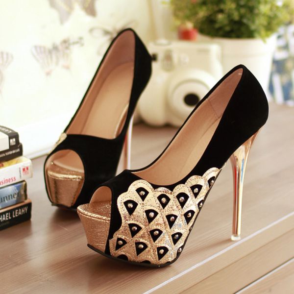 Sapato de salto alto fino aberto nos dedos